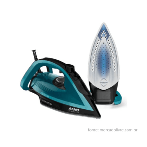 Detalhe da base de cerâmica do Ferro Arno Ultragliss qual o melhor modelo potente Plus FMY em tons de azul e preto evidenciando os 96 furos ativos.