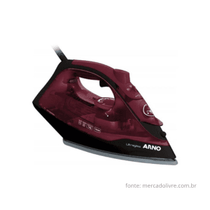 Visão lateral do Ferro Arno Ultragliss qual o melhor modelo robusto FMV nas cores vinho e preto mostrando a estrutura firme ideal para tecidos grossos.