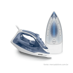 Foto de perto do Ferro Arno Ultragliss qual o melhor modelo clássico FU02 na cor azul-clara destacando o design e a ponta de precisão.