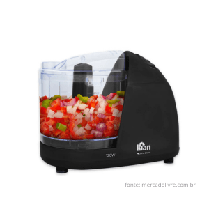 Mini processador Kian picando alguns tomate, cebola e pimentão para fazer salada