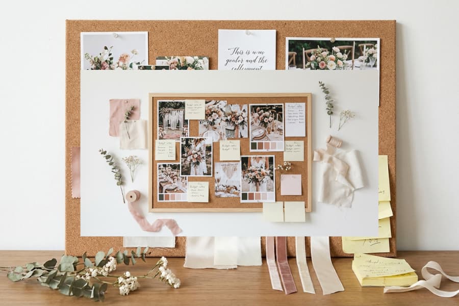 Painel de cortiça com referências impressas do Pinterest e amostras de tecido, representando a etapa de transformar o planejamento digital da decoração do chá de casa nova ou chá de panela  em ações concretas.